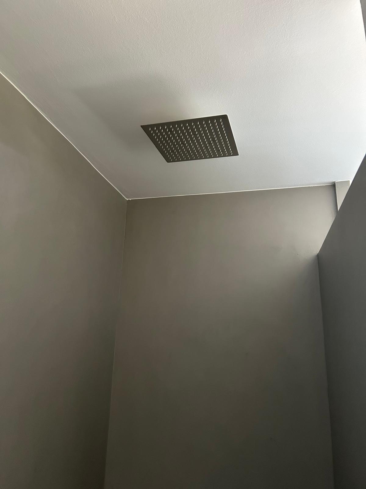 Regendusche im Detail, präzise in die Decke eingelassen